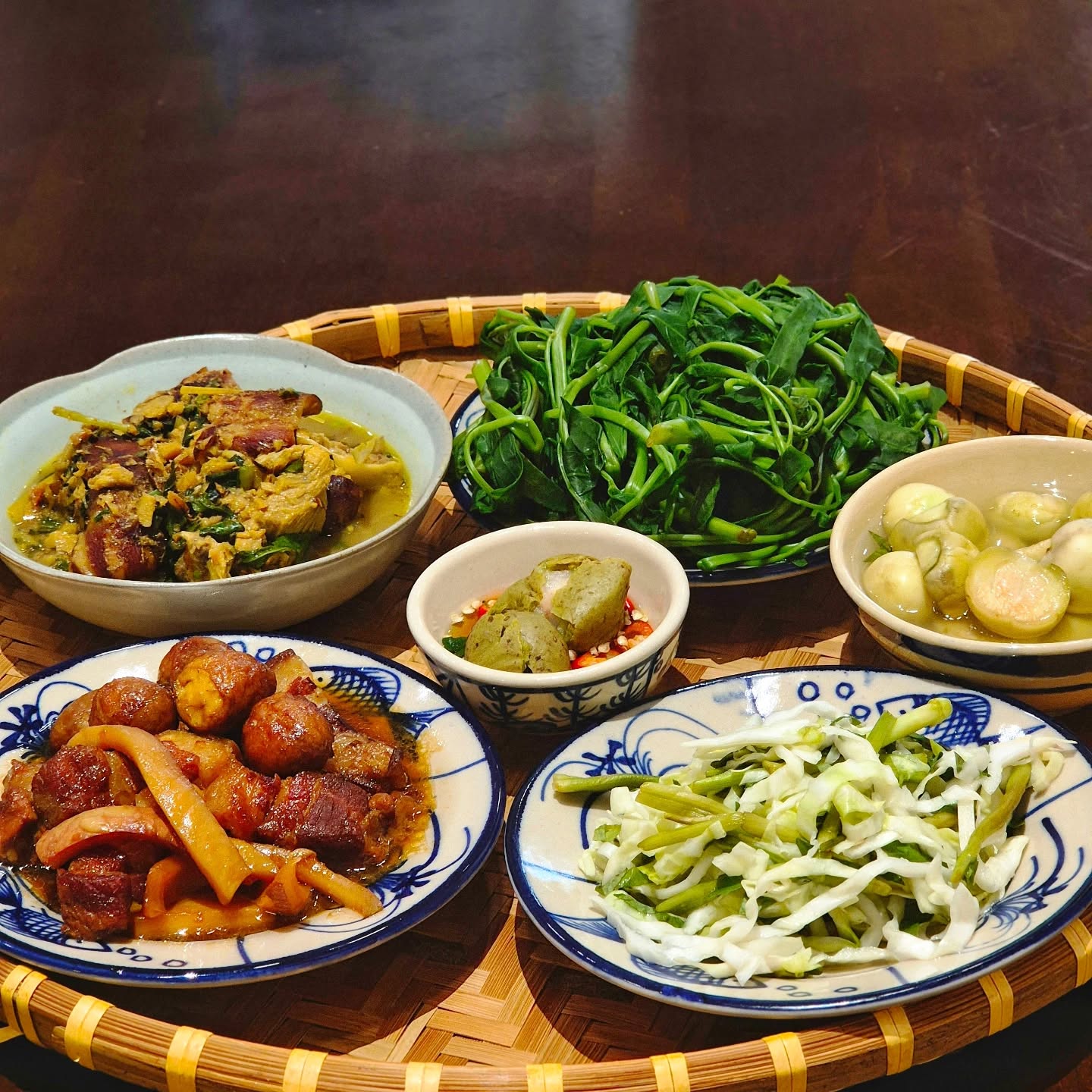 Ăn Tiệm G の家庭料理の盛り合わせ