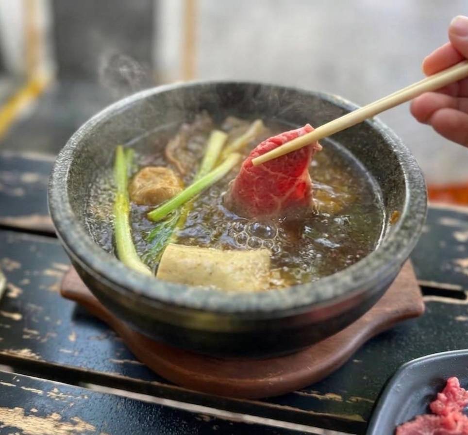 Bước 1: Nhúng thịt bò vào nước dùng sôi