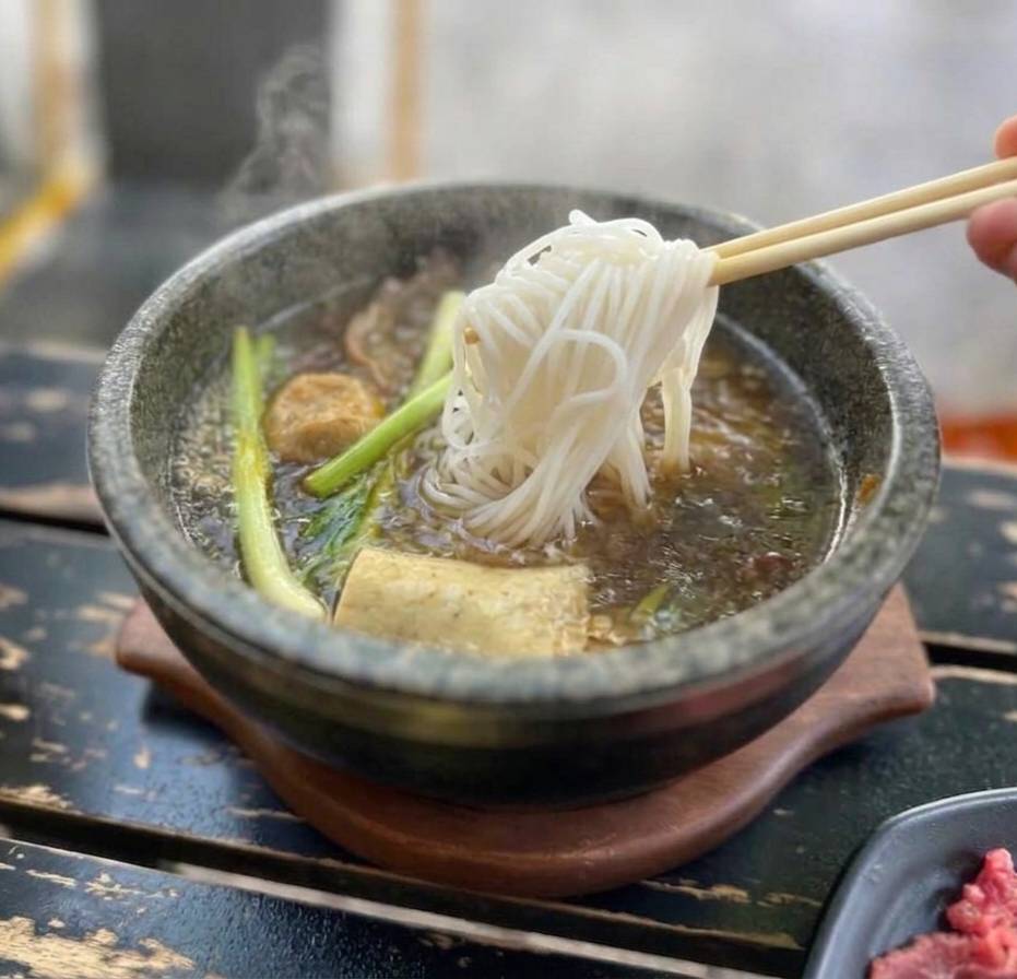 Bước 2: Cho bún và topping vào thố