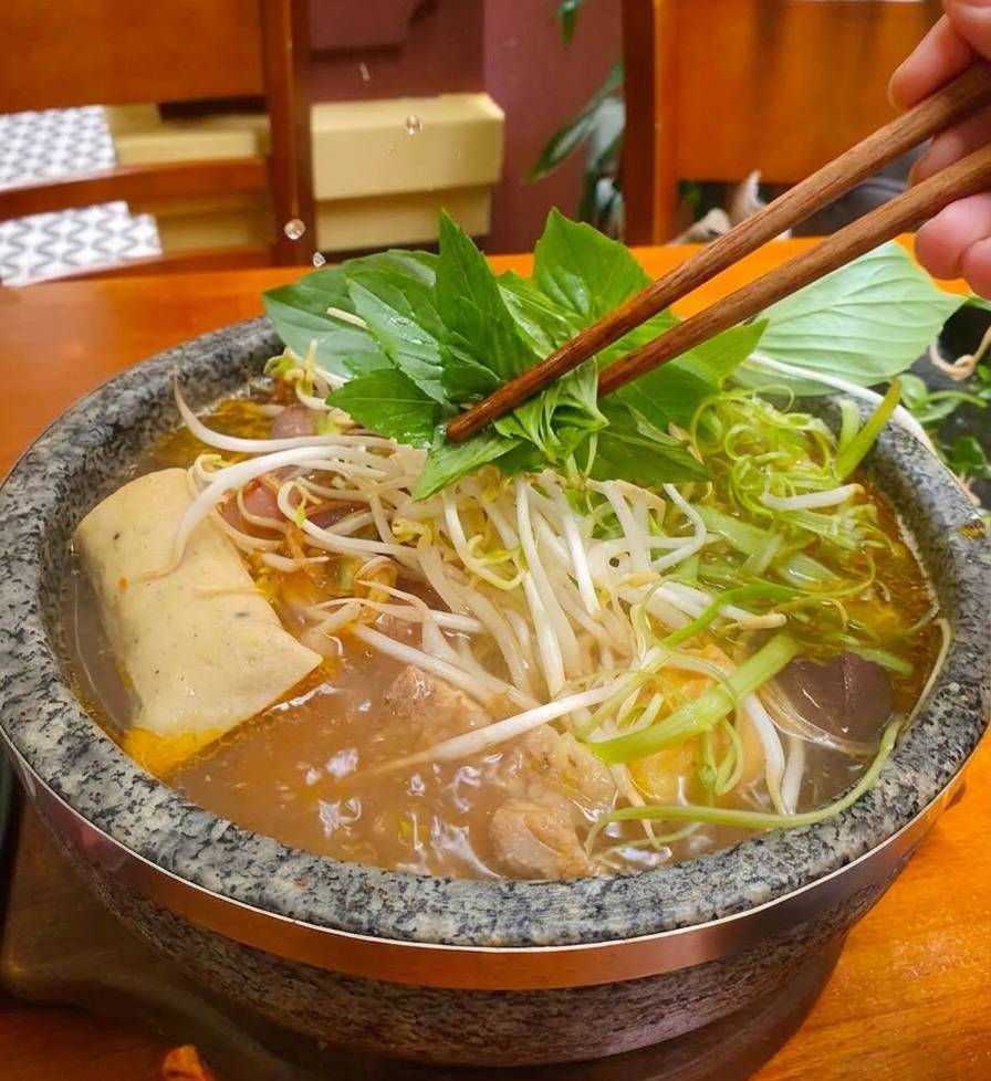 Bước 3: Thêm rau và thảo mộc