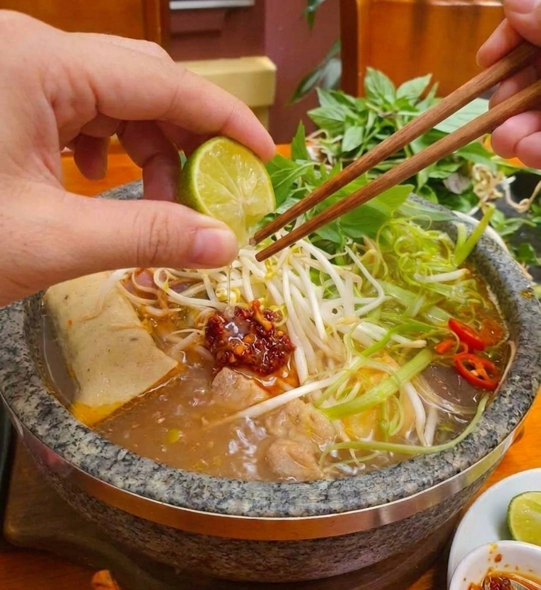 Bước 4: Tuỳ chỉnh với chanh, ớt và sa tế