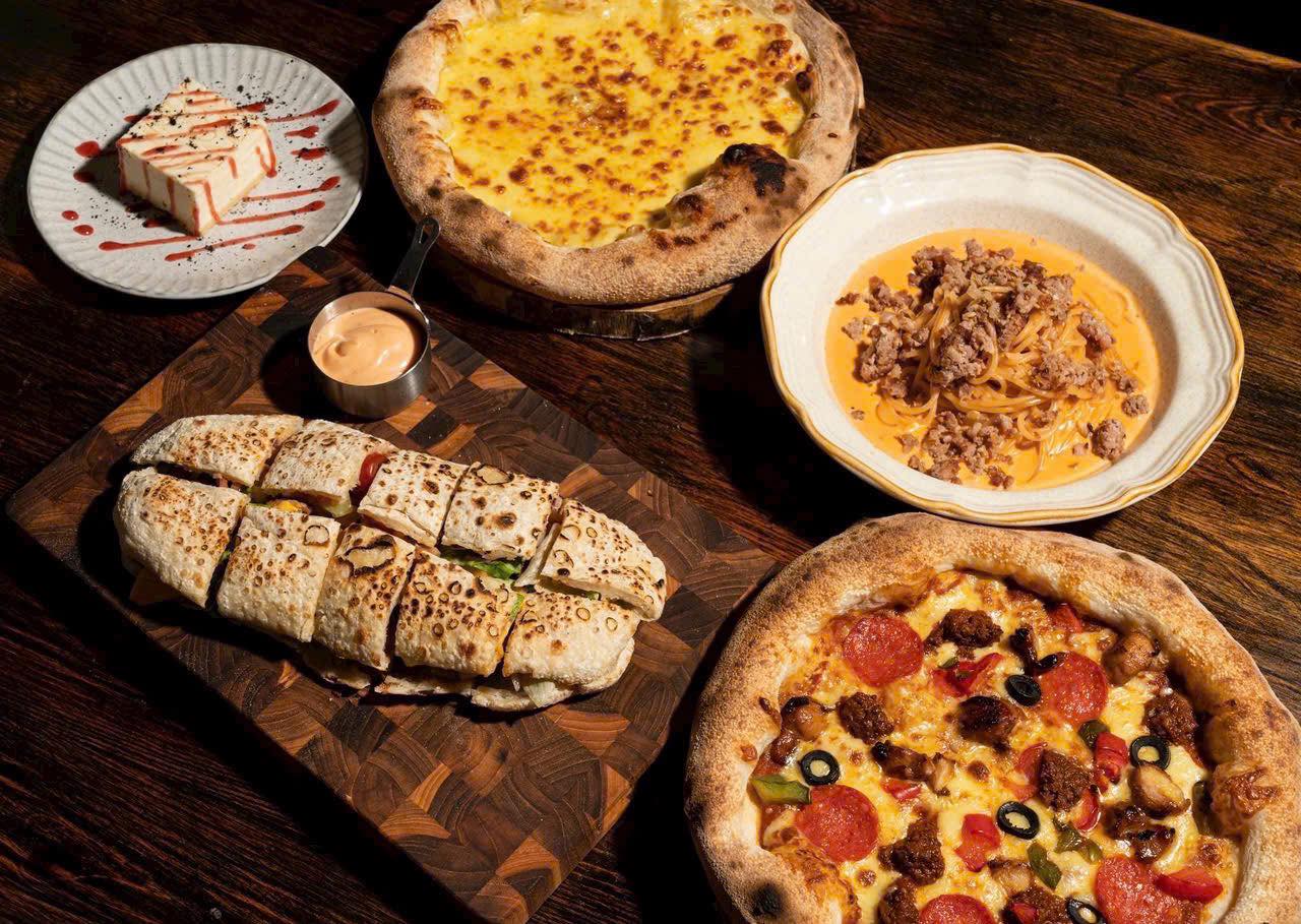 Khoa's Kitchen Bistro の料理テーブル