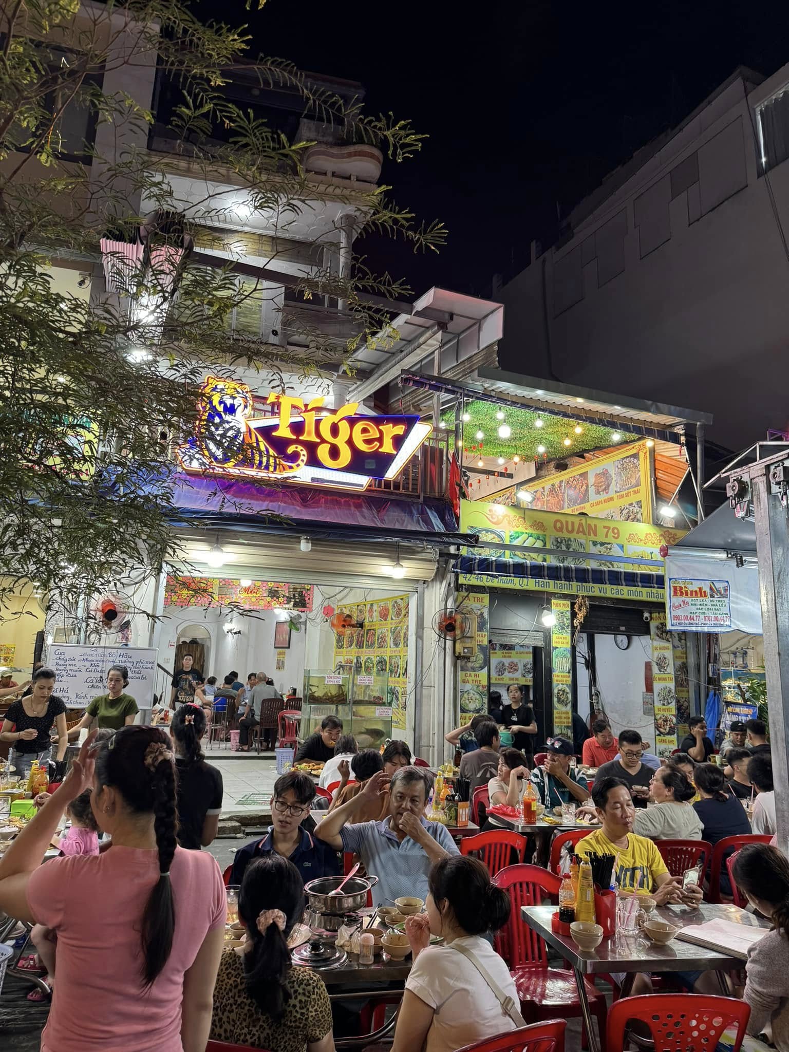 Quán 79 の賑わう食事風景
