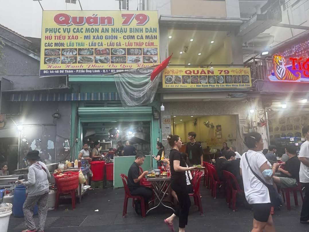 Quán 79 の店先