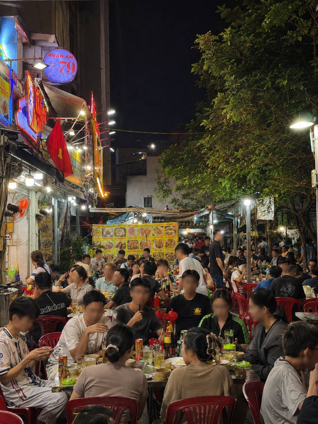 Quán 79 の夜の店内