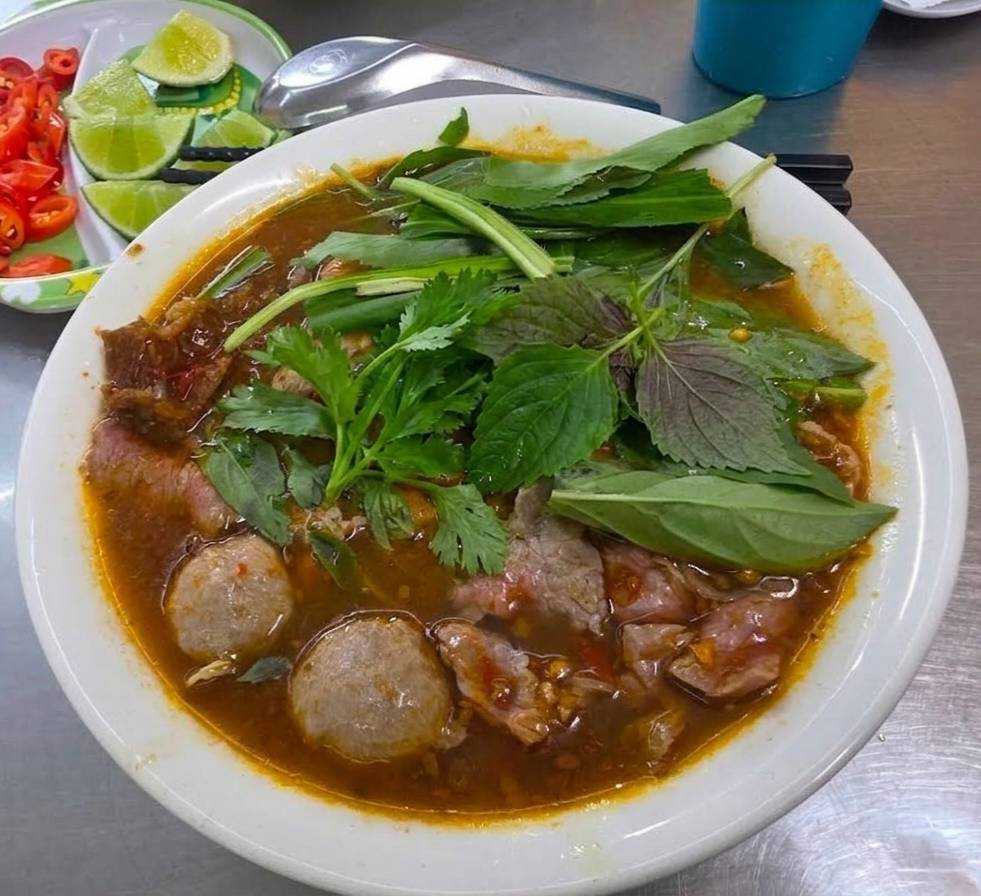 Hủ tiếu sa tế bò tái bò nạm