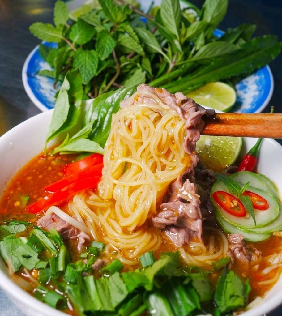 Nồi nước lèo sa tế đậm đặc