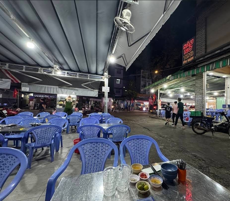 Quán ốc Sáu Nở のグループ向けの雰囲気