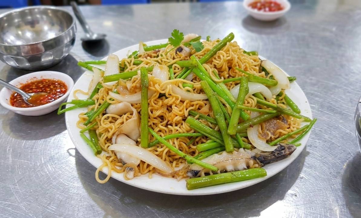 Quán ốc Sáu Nở の夜の雰囲気