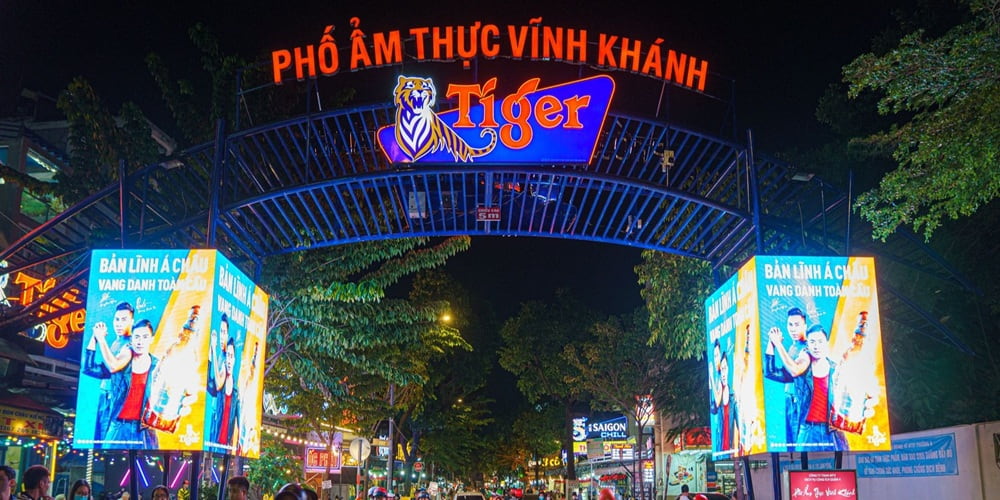 Phố Vĩnh Khánh lên đèn nhộn nhịp về đêm