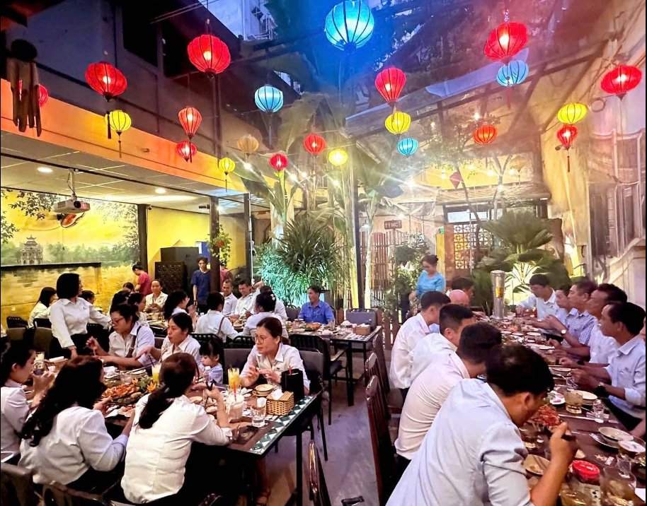 Saigon Palm House のランタンが灯る食事空間