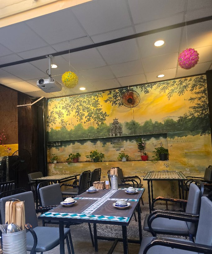Saigon Palm House の壁画がある落ち着いた席