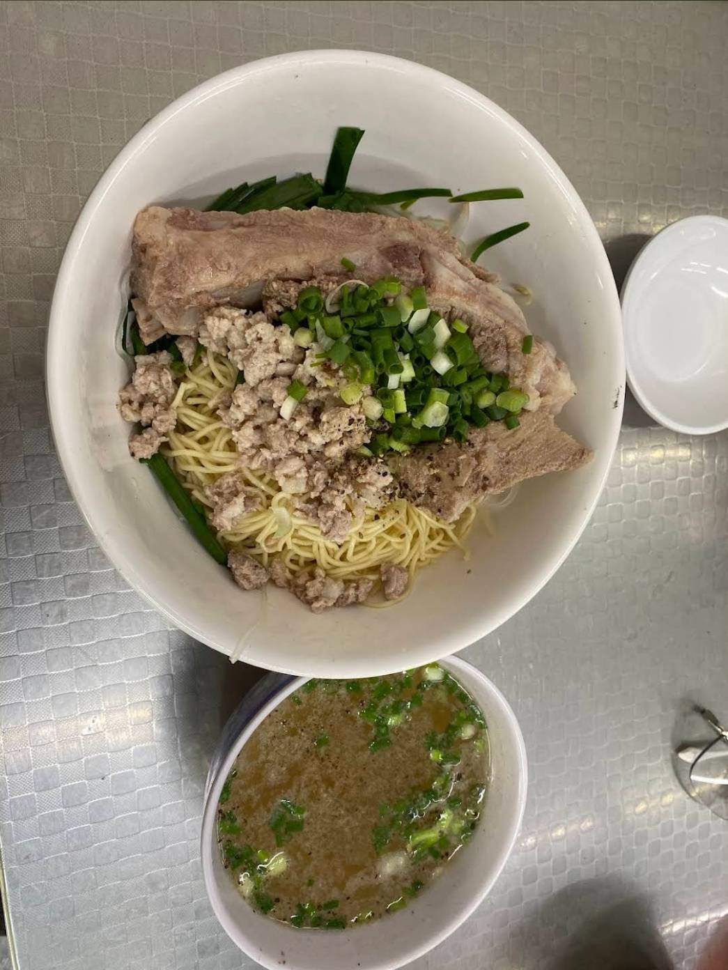 Hủ Tiếu Mì Hoành Thánh 44 の看板麺
