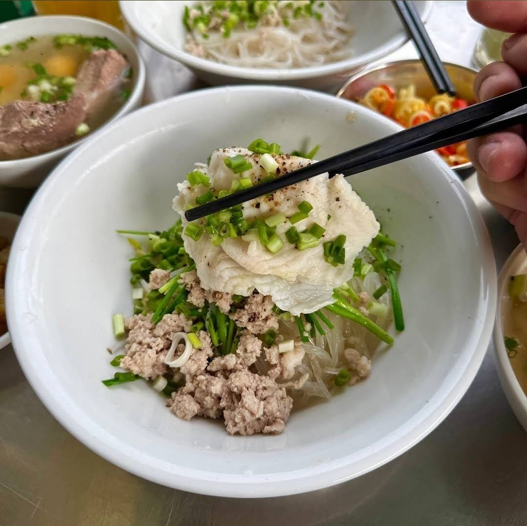 Hủ Tiếu Mì Hoành Thánh 44 の食事風景